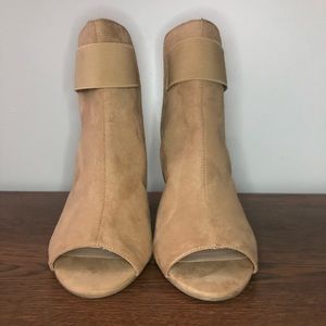 Gently used 8.5 tan heels